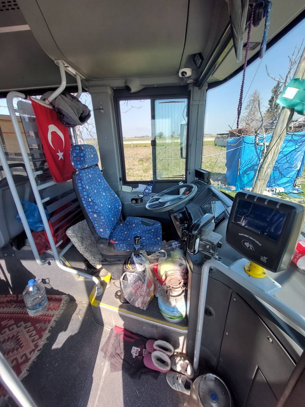 Depremde evleri ağır hasar alınca bu çözümü buldular... Görenlere tebessüm ettirdi 19